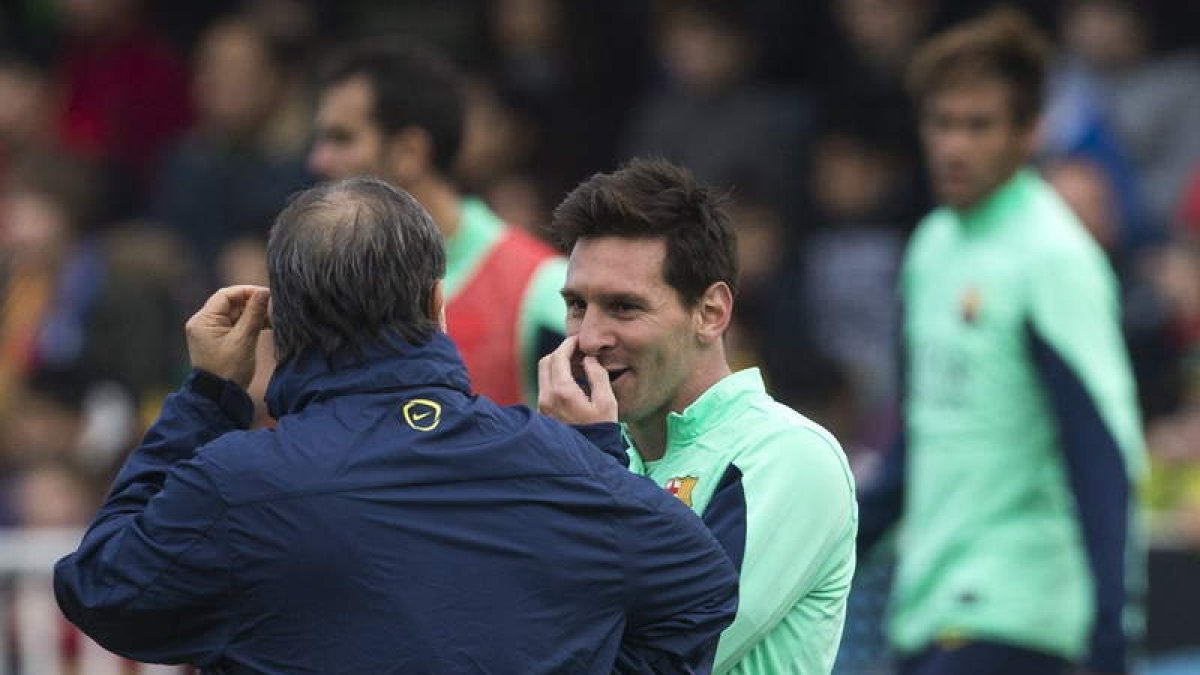 Gerardo Tata Martino habla con Leo Messi durante el entrenamiento del Barcelona.