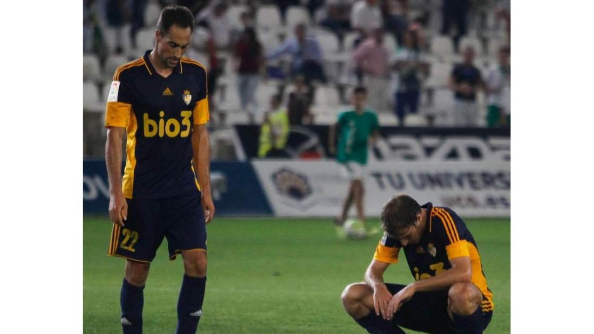 Lolo Pavón e Ignasi Miquel, cabizbajos sobre el césped del Nuevo Arcángel a la conclusión del partido ante el Córdoba.