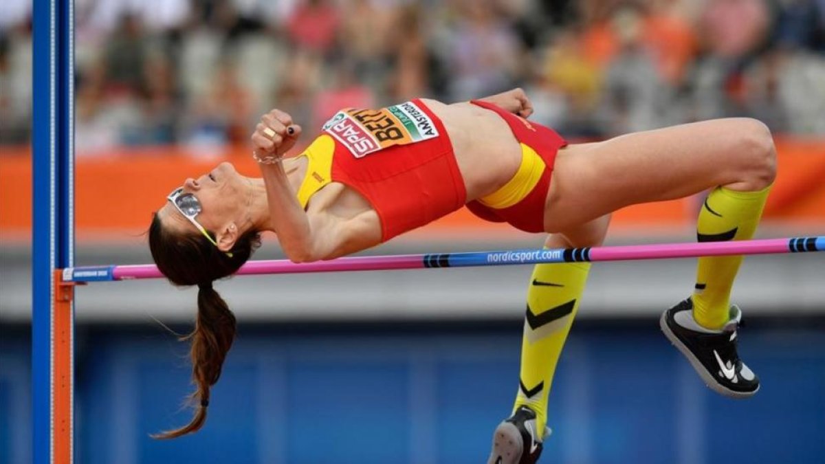 Ruth Beitia, en uno de los saltos en el Estadio Olímpico de Amsterdam.