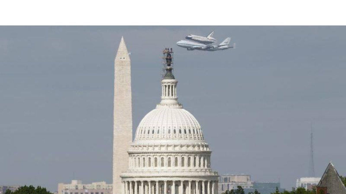 El Discovery a bordo del Boeing 747 aobrevuela Washington.