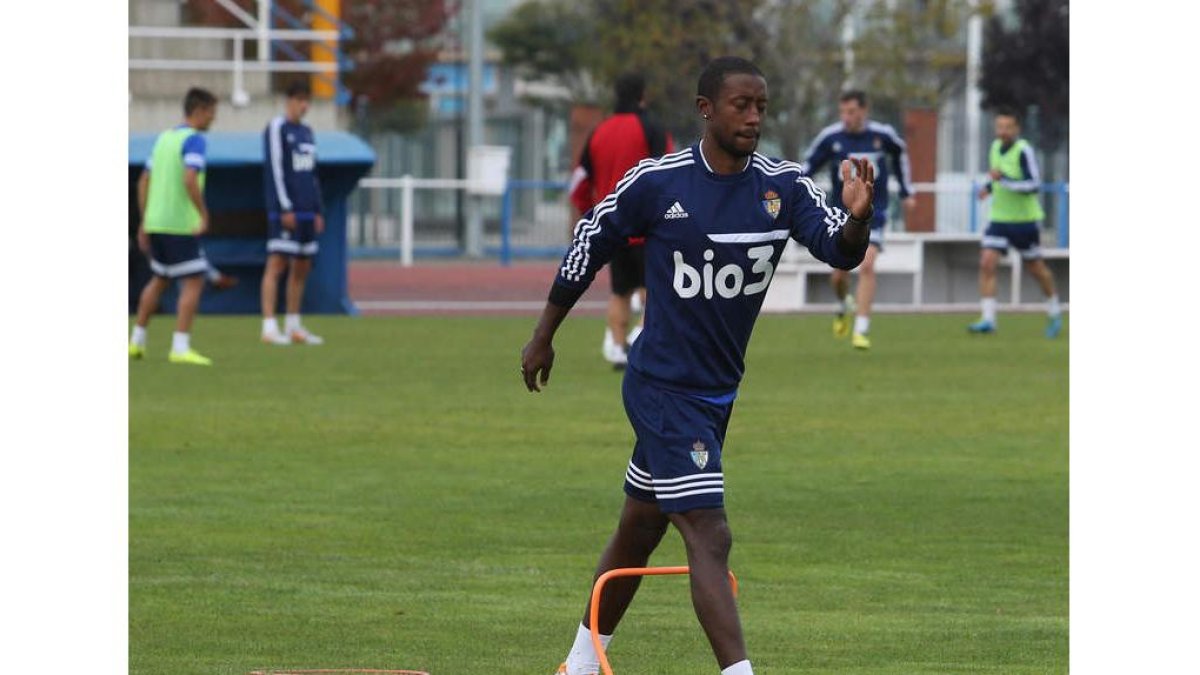 Camille podría formar en el lateral izquierdo con Casado por delante en el partido de Anduva. L. DE LA MATA