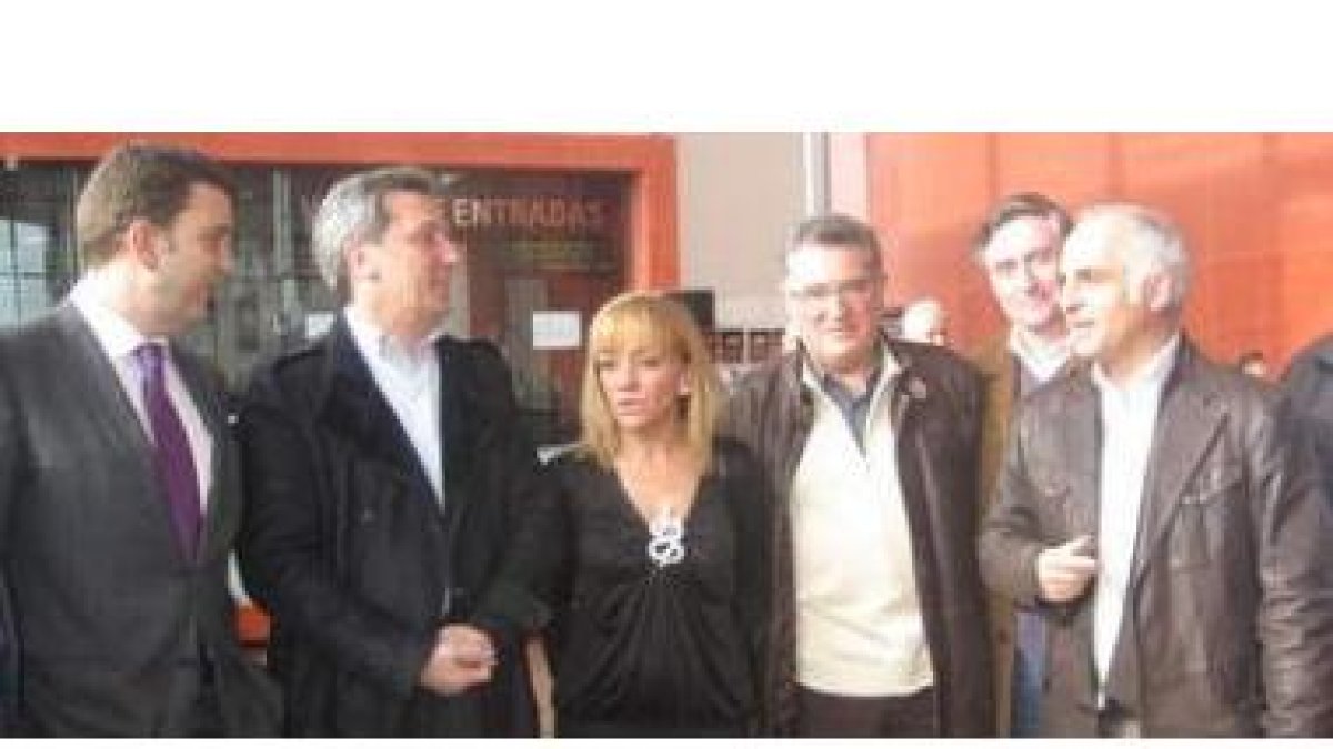 López Riesco, Pedro Muñoz, Isabel Carrasco, David Fernández y Del Egido, antes de la firma.