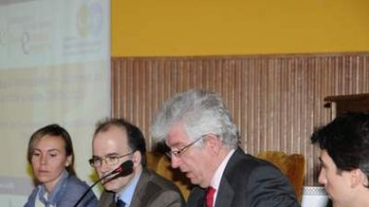 Hermida, en el centro, en la apertura de la ventanilla.