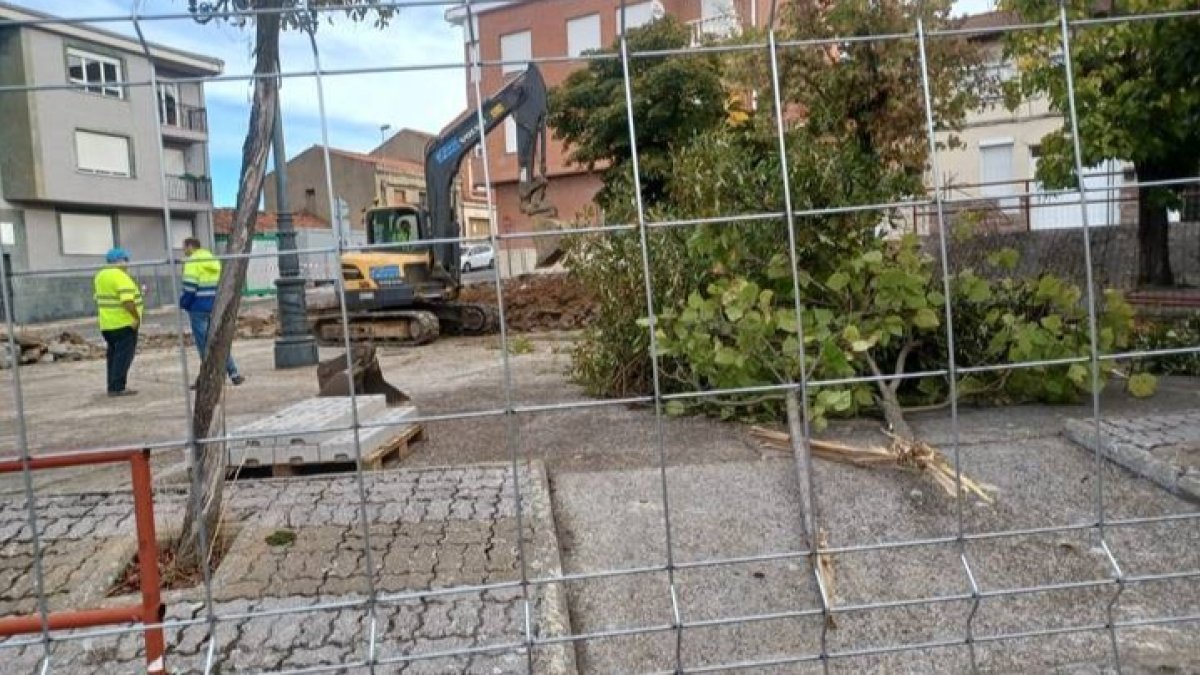 Las obras de la Plaza Mayor de Navatejera arrancaron este martes pese a la oposición vecinal. DL