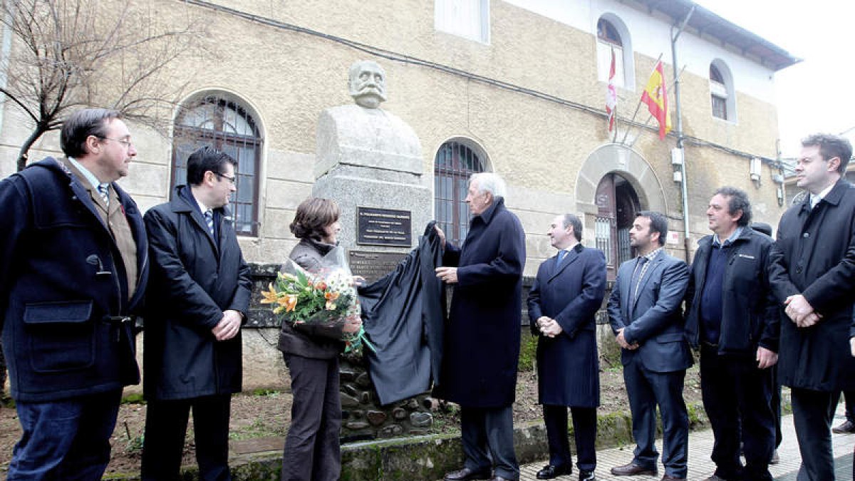 La alcaldesa Conchi López y Juan Manuel Desvalls, ante el busto de Policarpo Herrero, en presencia de Pablo Junceda y otros asistentes.