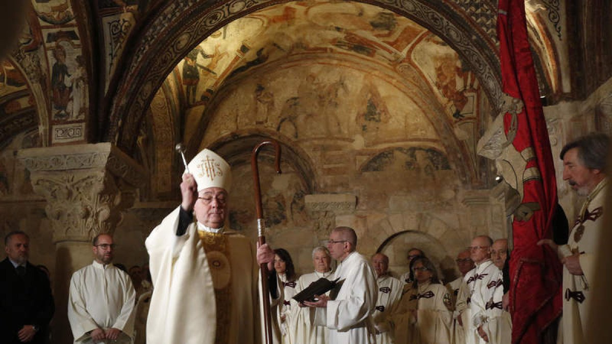 El obispo de León, Luis Ángel de las Heras, en la bendición. FERNANDO OTERO