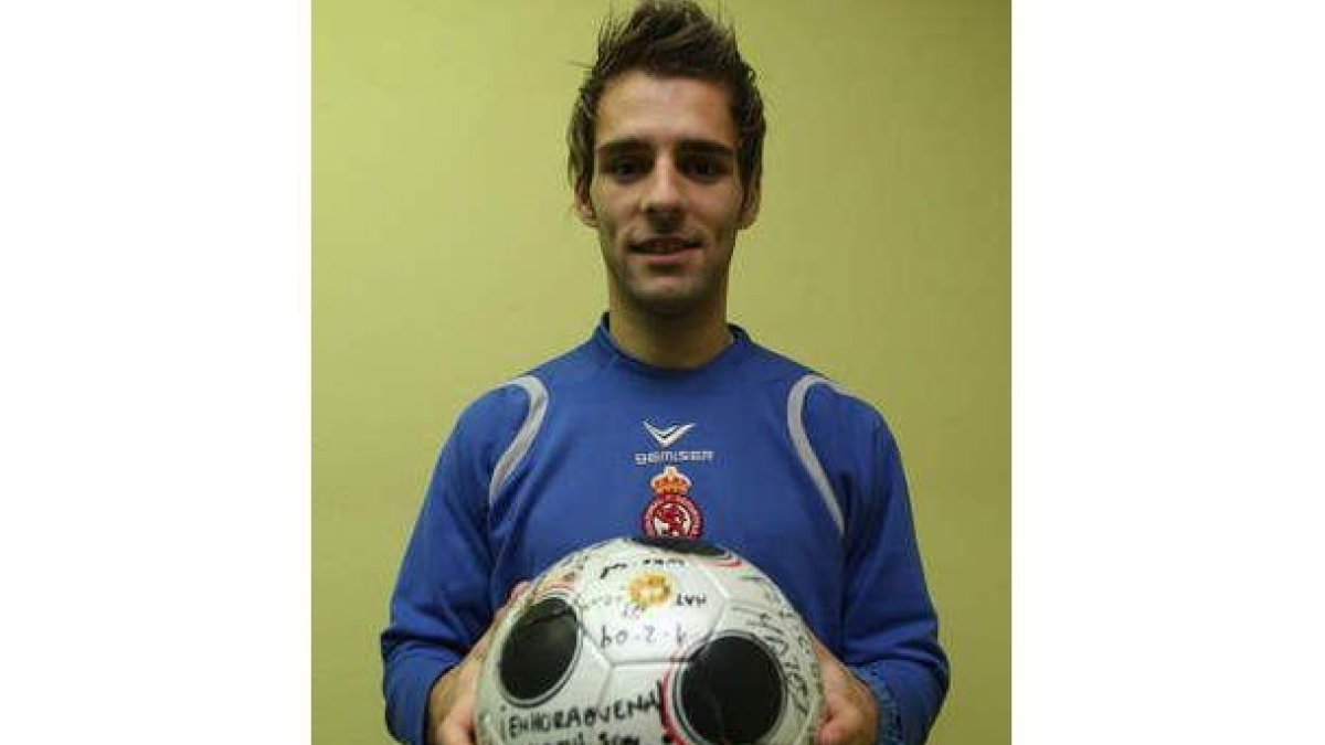Paixao con el balón firmado cuando marcó tres goles al Lugo