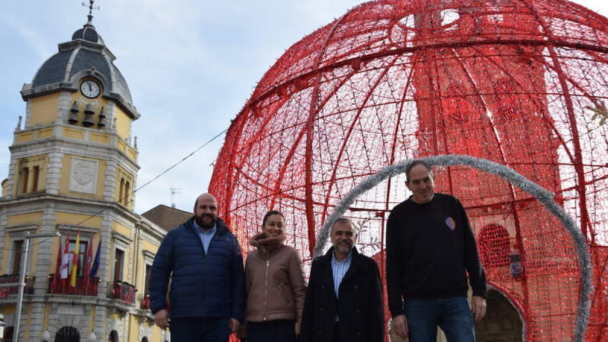 Palazuelo, junto a Lobato, Martínez y Salgado en la plaza Mayor. R.P.