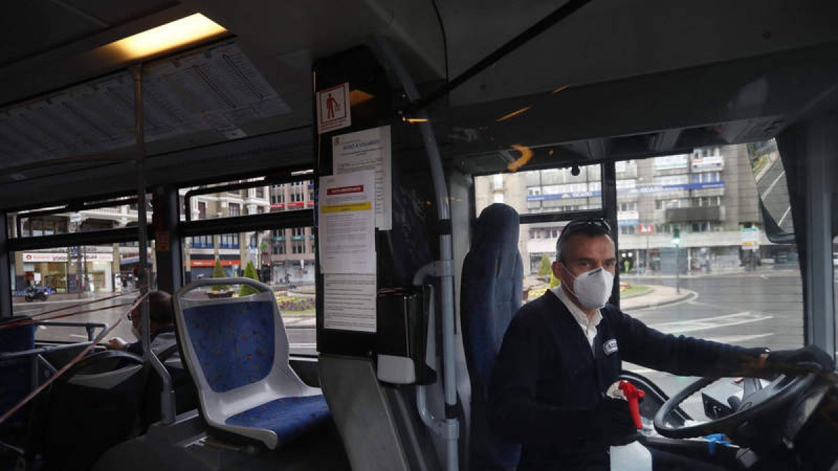 El transporte urbano cayó más de un 50% el año pasado debido a la pandemia. JESÚS F. SALVADORES