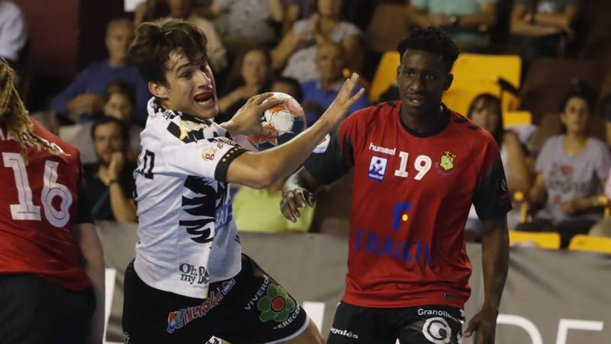 El extremo leonés Gonzalo Pérez, durante un partido con el Abanca Ademar. RAMIRO