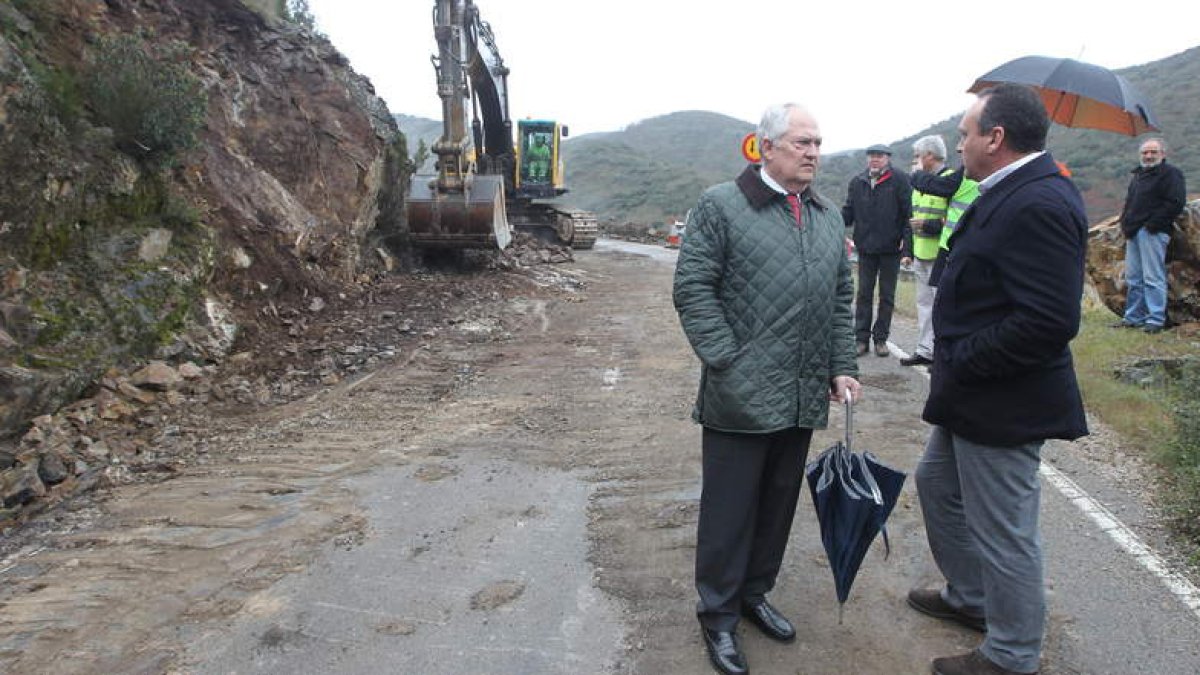 Guillermo García charla con Alfonso Arias en el lugar donde apareció el socavón en la LE-142.