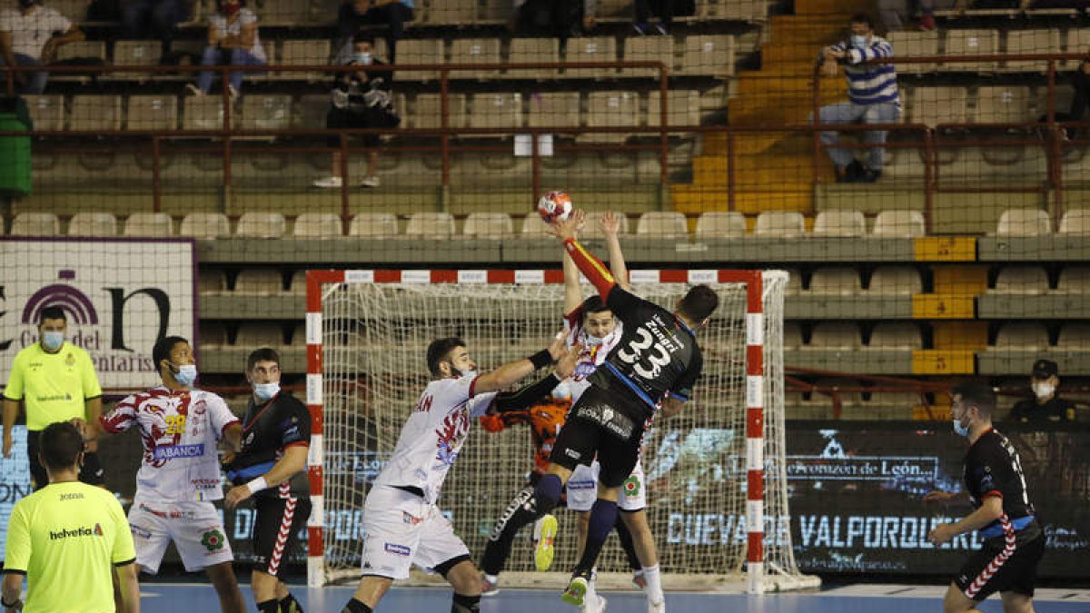 Los jugadores del Abanca Ademar y el Sinfín se vieron obligados a jugar con mascarilla todo el partido tras la normativa anticovid impuesta por la Junta. JESÚS F. SALVADORES