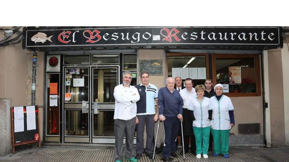 Imagen de familia de propietarios y trabajadores del restaurante El Besugo