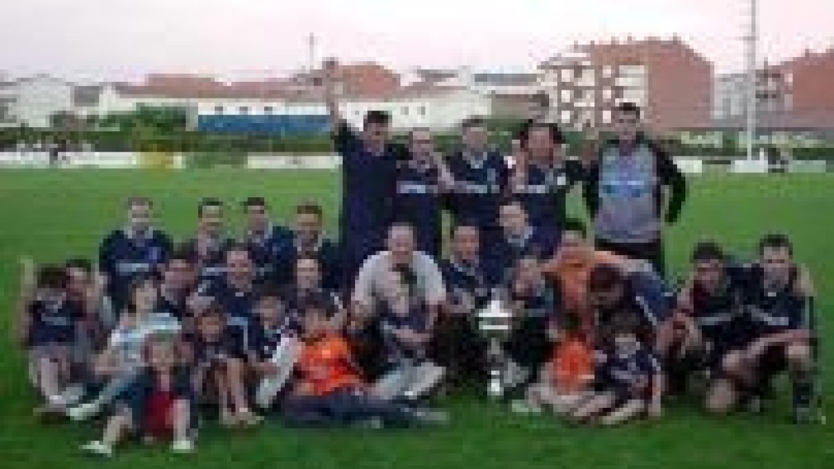 El equipo de Fontecha, posando con el título de capeones del torneo comarcal