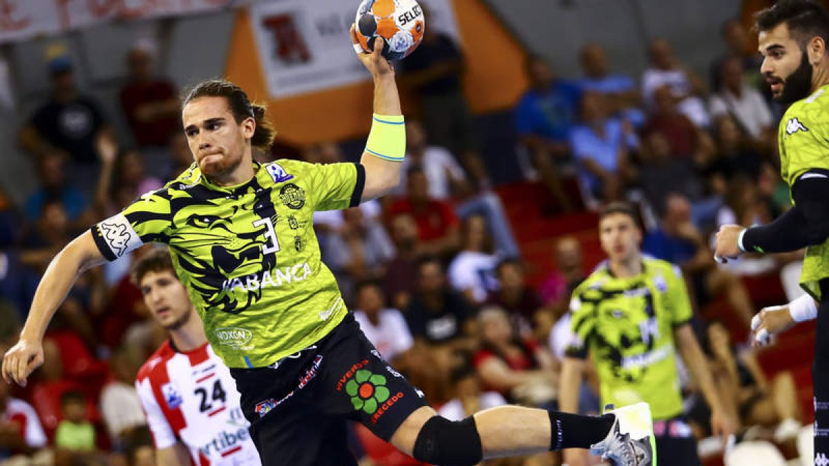 Mario López confía en volver a vestir la camiseta del Ademar en el futuro. F. DE VELASCO