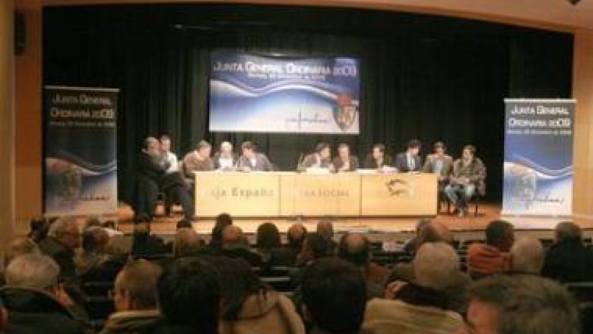 El Consejo de Administración presidió el acto en el que la economía del club fue el asunto central.