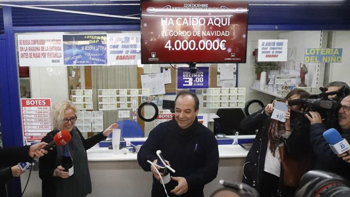 Los propietarios de la administración situada en el Paseo de la Esperanza, número 4, en Madrid, celebran la venta íntegra del número 66.513, agraciado con el Gordo de Navidad, dotado con cuatro millones de euros por serie (400.000 euros por décimo).