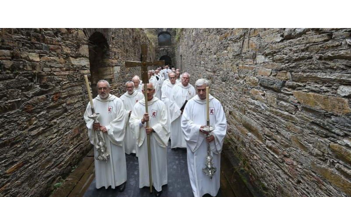 Un momento de la marcha de la Coral Gregoriana entre los muros del monasterio de Montes. ANA F. BARREDO
