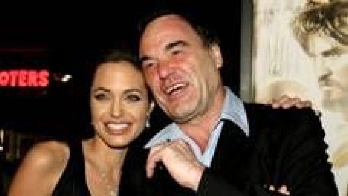 La actriz Angelina Jolie junto al director de la película, Oliver Stone