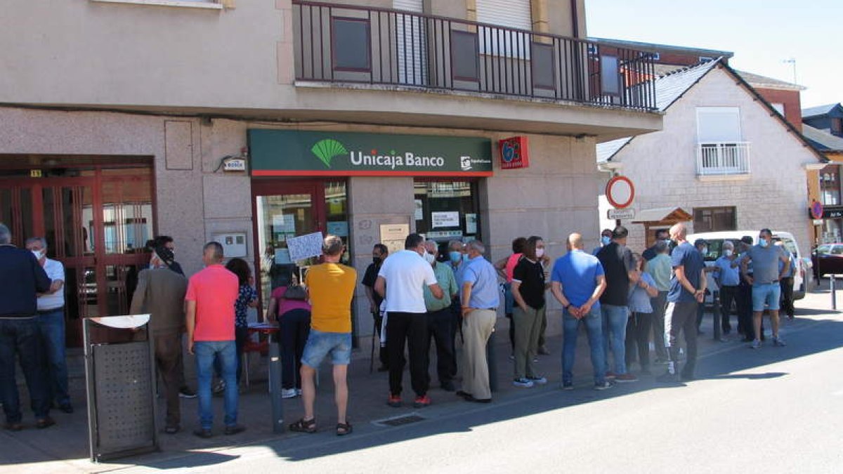 Imagen de los asistentes, ayer, a la protesta en Cubillos. MACÍAS