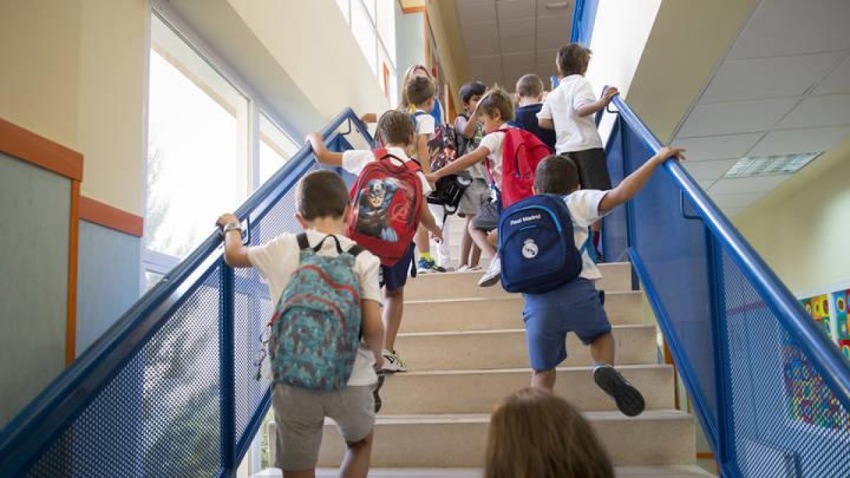 Varios niños se dirigen a su clase en el inicio del curso, en una imagen de archivo