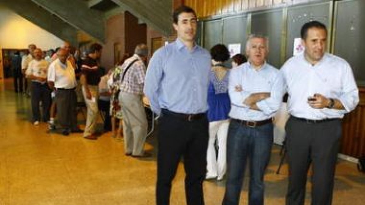 Los tres candidatos minutos después de abrirse las urnas para el inicio de las votaciones.