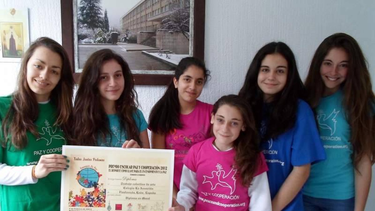 Algunas de las alumnas que participaron en la elaboración del mural, con el diploma recibido.