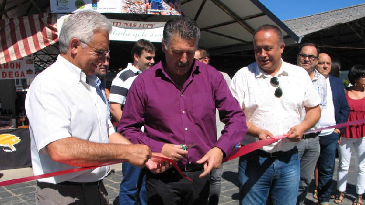 Rodríguez, Calvo y Courel, en el momento de inaugurar la feria. M. M.