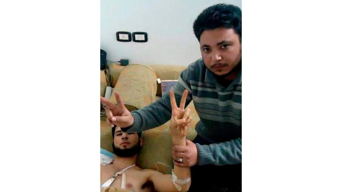 Un activista visita a un herido en la ciudad de Homs.
