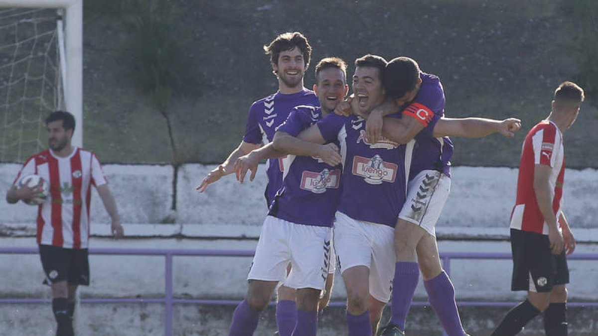 La alegría por el triunfo se tornó en tristeza tras el gol del Villaralbo en la recta final. JESÚS