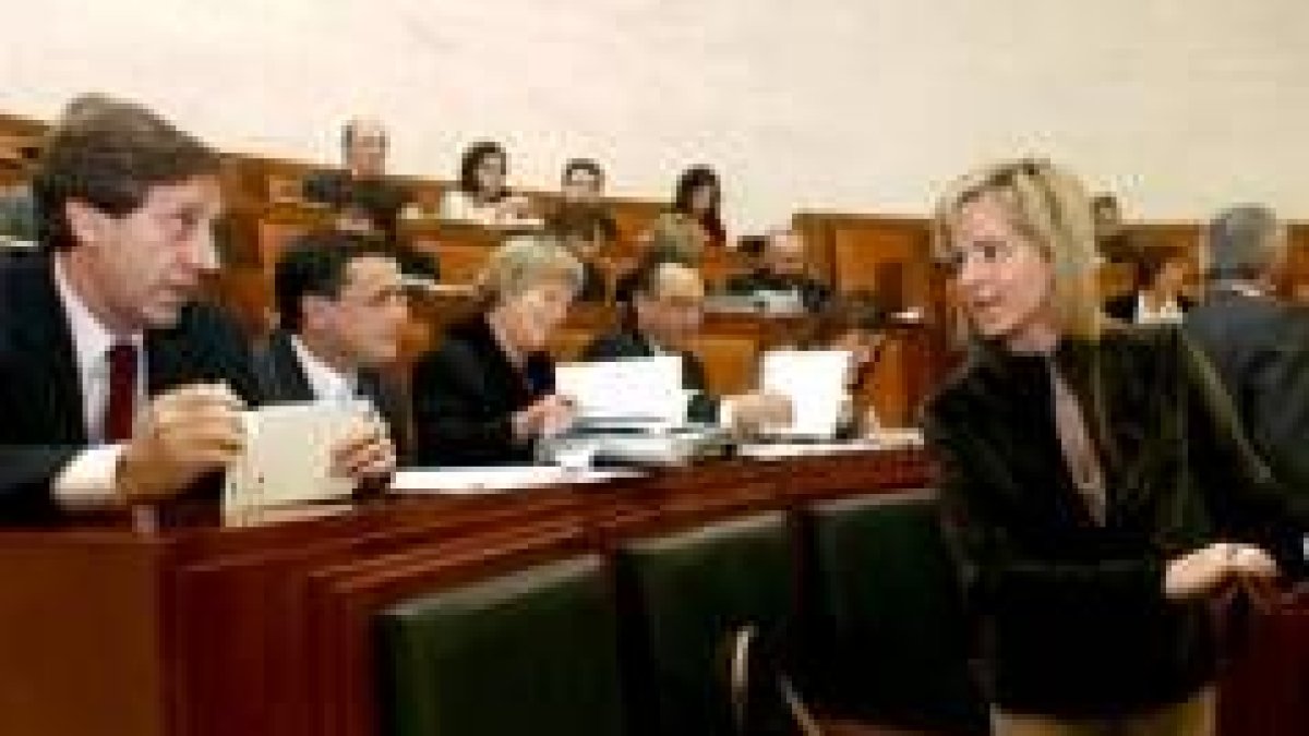 Villalba saluda a Silvia Clemente antes del inicio de un pleno