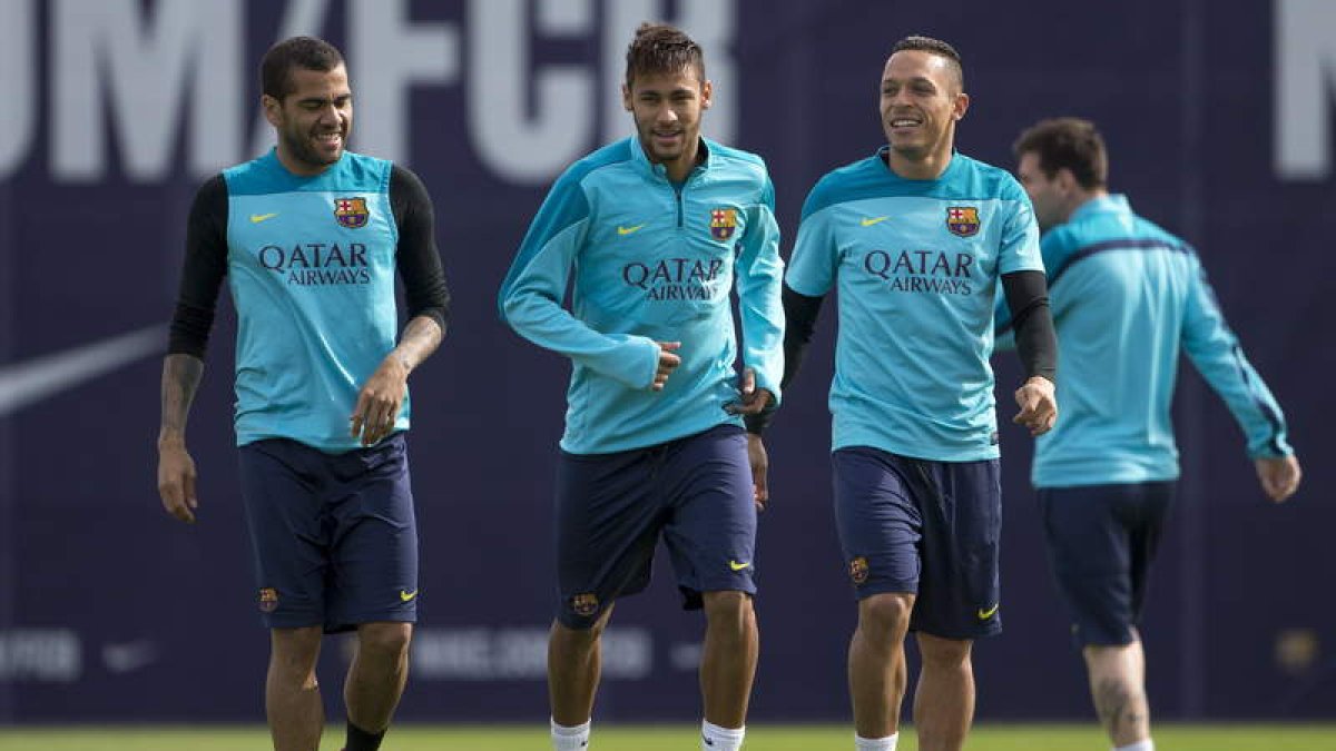 Alves, Neymar y Adriano, en el entrenamiento de ayer.