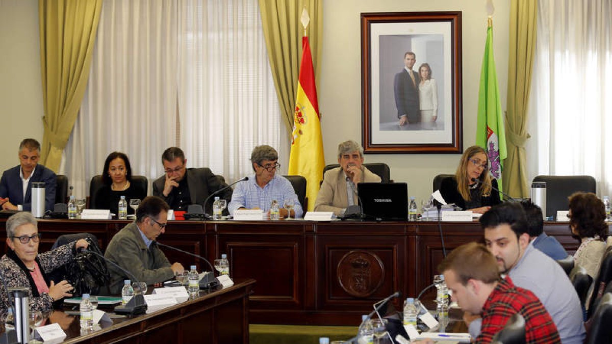 Marín presidió ayer el Consejo de Gobierno como nuevo rector. MARCIANO