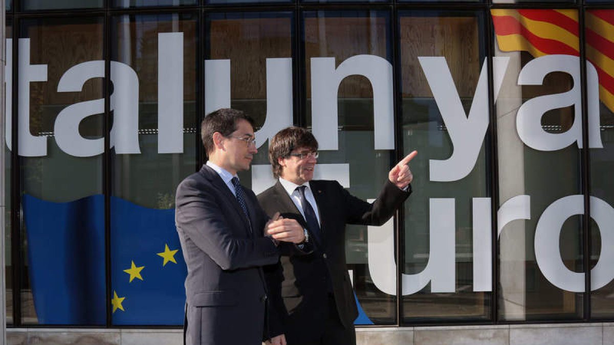 Carles Puigdemont junto al representante permanente ante la UE, Amadeu Altafaj. JORDI BEDMAR