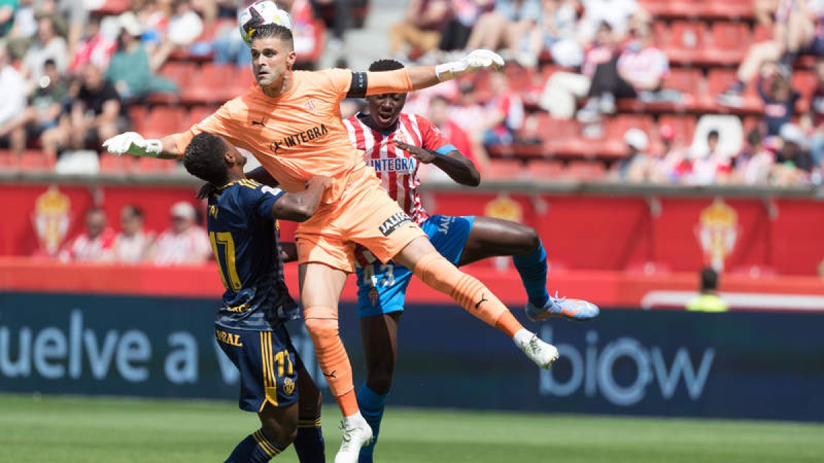 Yuri y Adri Castellano celebran uno de los goles ayer en El Molinón en la despedida de la Deportiva de la división de plata. Ambos marcaron ayer. AURELIO FLÓREZ