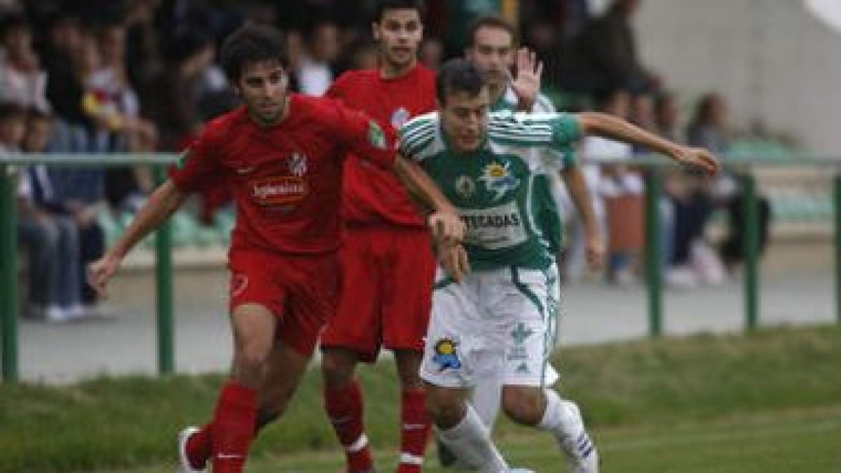 Borja intenta escaparse de un defensor. El delantero no logró ayer acertar ante el marco rival.