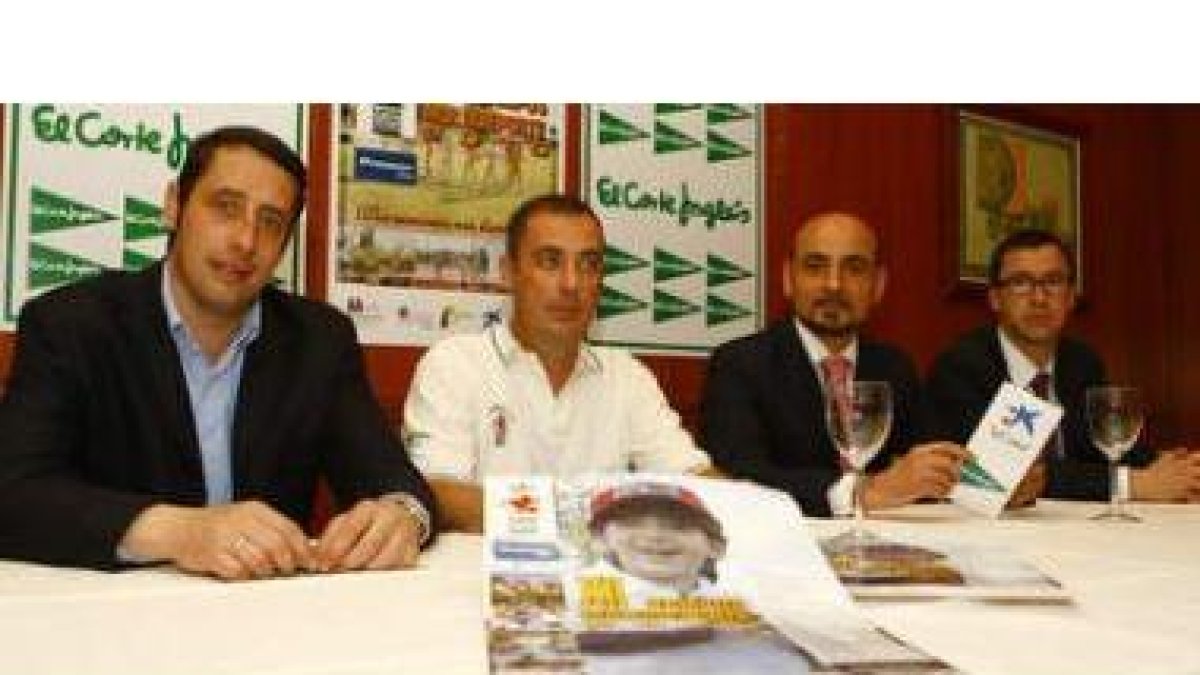 Responsables del León Club y patrocinadores ayer en El Corte Inglés durante la presentación.