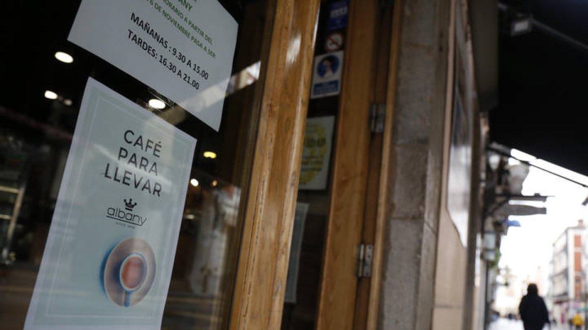 Reportaje sobre bares y cafeterías que siguen abiertas ofreciendo productos para llevar. F. Otero Perandones.