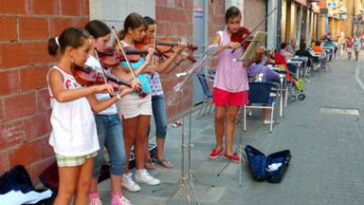 Alumnos del curso anterior, tocando en una calle coyantina.