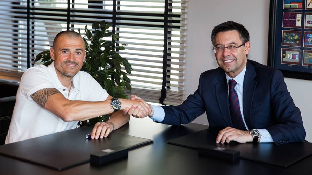 El técnico asturiano firma la renovación con el club azulgrana.