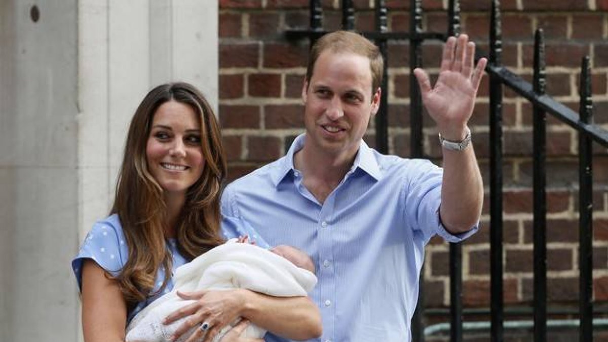 Guillermo y Catalina, con el príncipe Jorge recién nacido en brazos, el 23 de julio del 2013, a la salida del hospital, en Londres