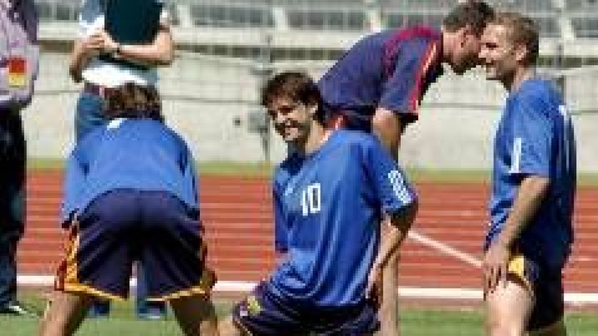 Morientes ríe en el transcurso de la sesión matinal de ayer, con Baraja a su lado sonriente