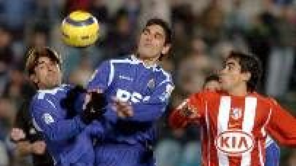 Ibagaza intenta hacerse con el balón ante la oposición de los jugadores del Getafe, Güiza y Paunovic