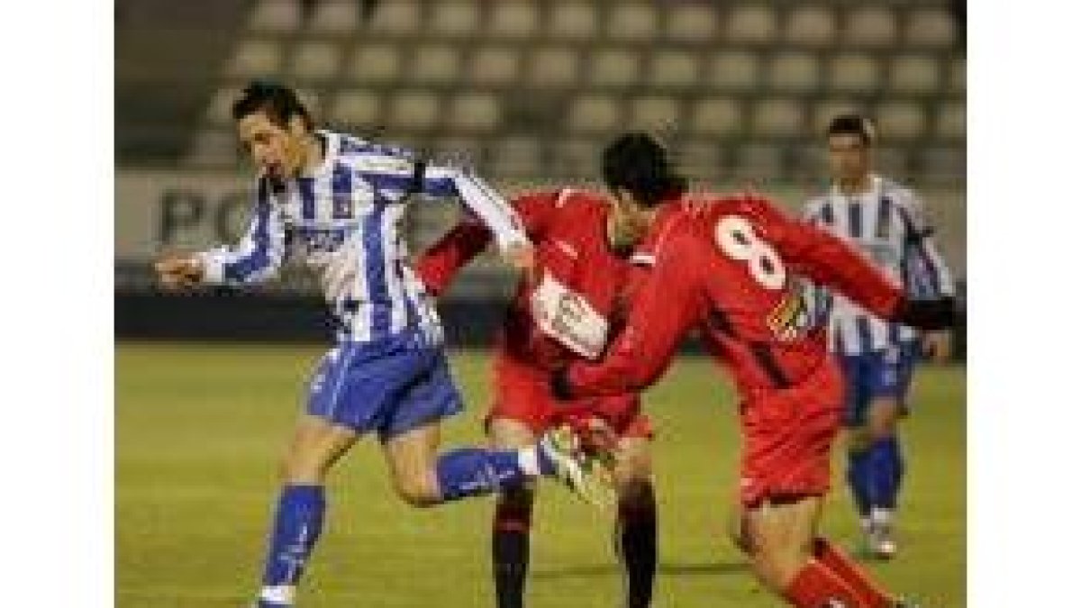 Asier Salcedo trata de irse de dos contrarios durante el choque de ayer