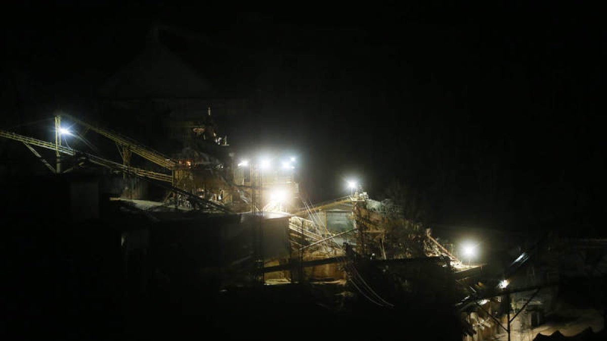 La actividad en la cantera de Catisa de Las Médulas, en Peña del Rego, fue intensa incluso de noche esta semana que termina.