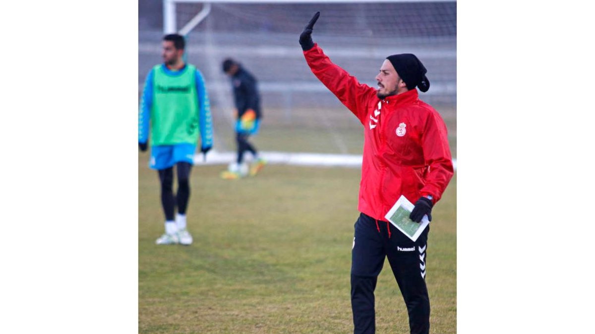 Rubén de la Barrera dirigiendo uno de los entrenamientos realizados en este 2017. F. OTERO PERANDONES