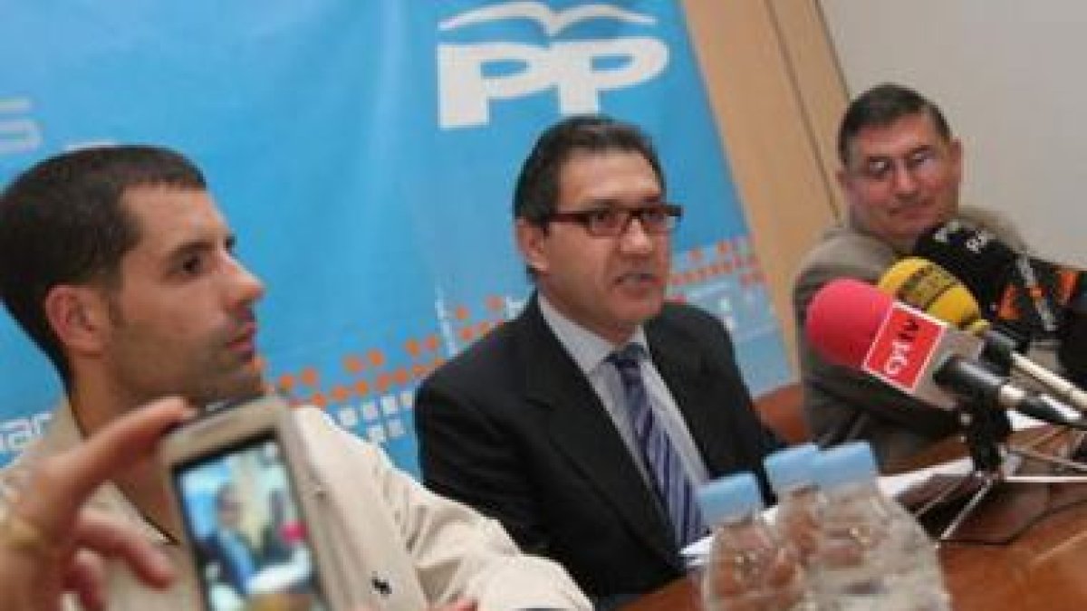Canedo, entre sus compañeros del PP, Bello y González.