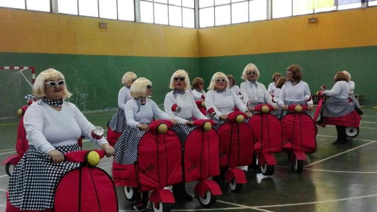 Vespeando a todo gas ganó el premio en el apartado de grupos de más de 15 miembros . ARAUJO