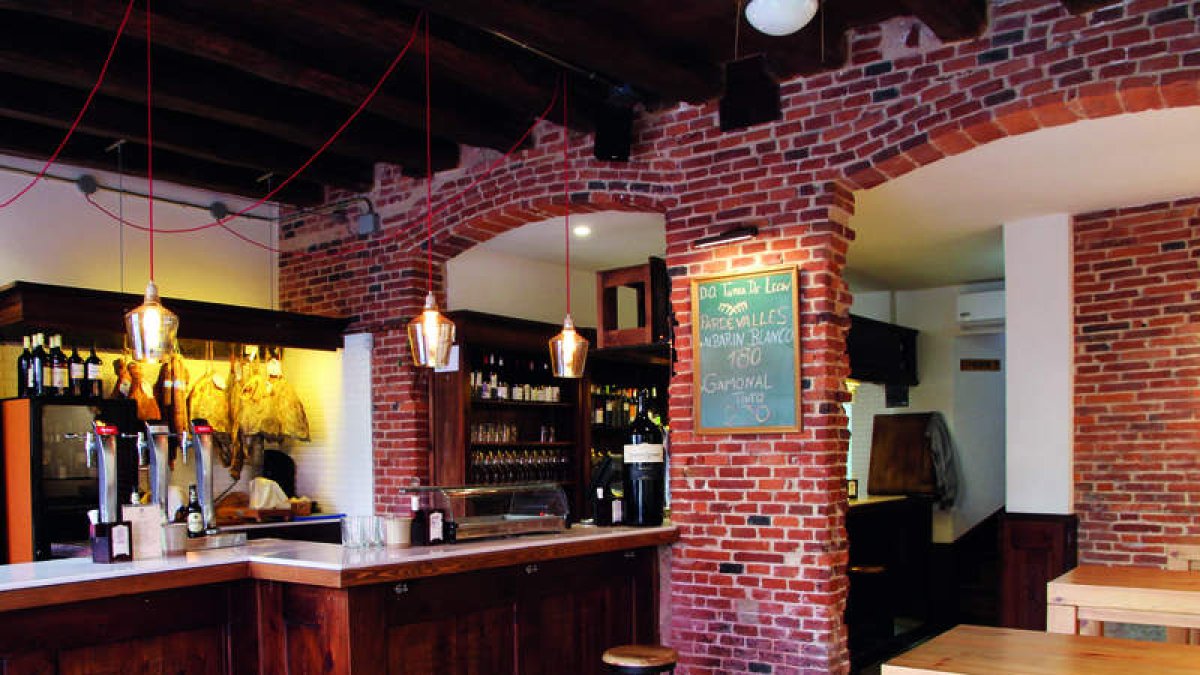 El Restaurante El Calecho se encuentra en la plaza San Martín de la capital leonesa. El teléfono es el 987 25 42 87.