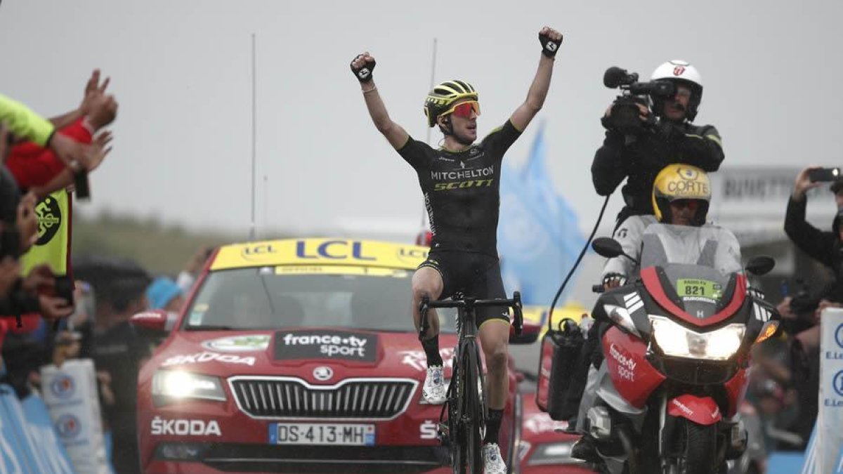 El ciclista del Mitchelton, Simon Yates, celebra su victoria en la 15.ª etapa del Tour de Francia, segunda de las que se apunta el ciclista británico en la edición de este año.